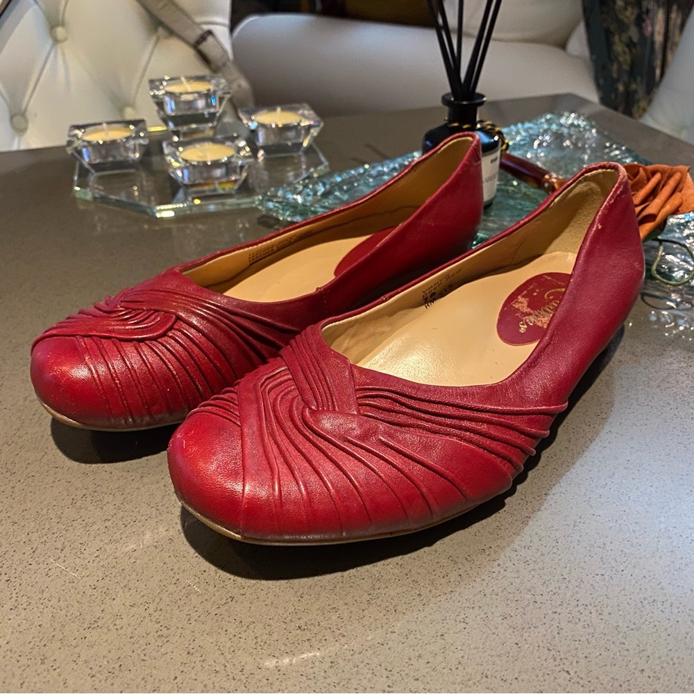 Earthies— Red Leather Women's Flats. Size 7B